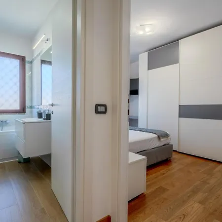 Luxury In Olbia, Terrazza & Cinema Apartament *