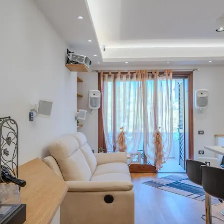 Luxury In Olbia, Terrazza & Cinema Apartament *