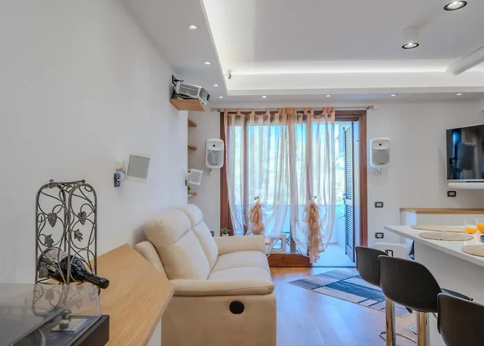 Luxury In Olbia, Terrazza & Cinema Appartement *
